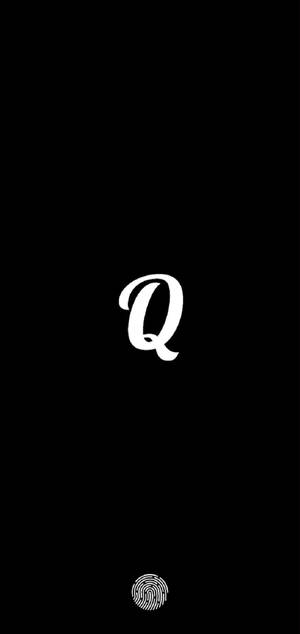 黑色背景上的白色草書 Q，下方有指紋圖標。