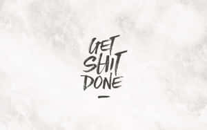 在紋理背景上以粗體筆觸字體顯示的勵志語句 get shit done