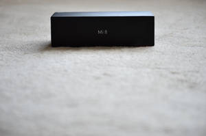 米色地毯上的黑色Xiaomi Mi 8產品盒 — Xiaomi 壁紙