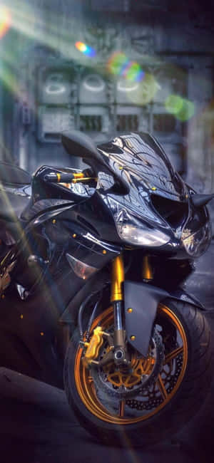 帶有金色細節的黑色運動電單車，停放在帶有鏡頭光暈的昏暗城市小巷中。
