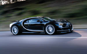 黑色Bugatti Chiron在道路上疾馳，帶有動態模糊效果。