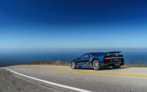 藍色 Bugatti 跑車停泊在沿海公路，享有海景。