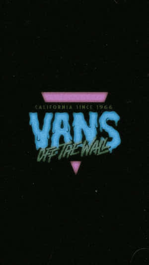 Vans Off The Wall 標誌在黑色背景上以藍色和粉紅色霓虹文字呈現。