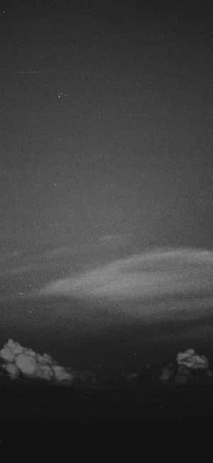 夜間有雲和星星的黑暗天空
