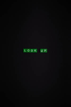 綠色拼字磚塊在黑色背景上拼出look up