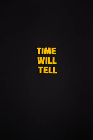 黑色背景上的粗體黃色文字 time will tell。
