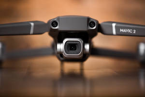 黑色DJI Mavic 2無人機配備Hasselblad相機，置於木質表面的特寫。