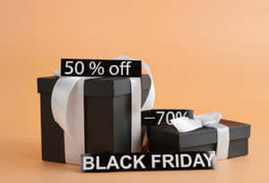 兩個黑色禮物盒，帶白色絲帶和Black Friday折扣標牌