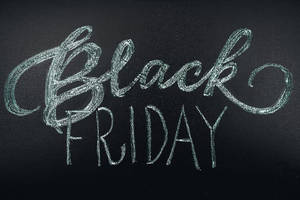喺深色黑板上用白色粉筆寫嘅Black Friday。 — 黑板 壁紙