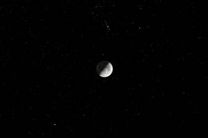 夜空中的星星環繞著處於月食狀態的彎月。 — 月亮 壁紙
