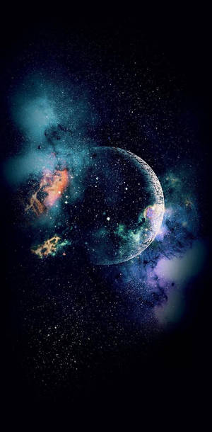 被色彩繽紛的宇宙雲和星星包圍的發光新月。
