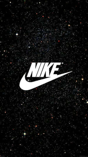 Nike標誌置中於星空夜空背景上。