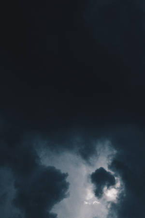黑暗的暴風雲中有一道明亮的光穿透 — 唯美雲朵動態 壁紙