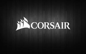 深色木紋背景上的白色 Corsair 標誌