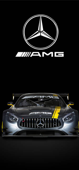 黑色背景上帶有黃色條紋的 Mercedes-AMG 賽車正面視圖。 — iPhone 14 Pro Max 壁紙