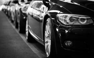 單色展廳中的一排黑色豪華汽車 — 酷車 壁紙