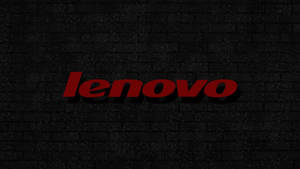 黑色磚牆背景上的紅色 Lenovo 標誌。