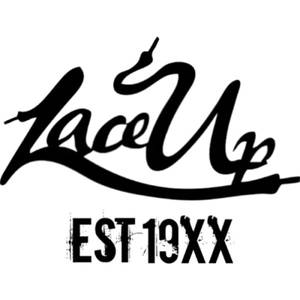 黑色塗鴉標誌寫著Lace Up，帶有鞋帶設計，下方為EST 19XX