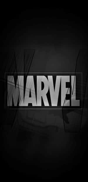 深色紋理背景上的銀色 Marvel 標誌 — 漫威 壁紙