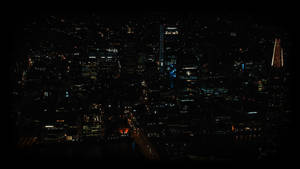 城市夜間鳥瞰圖，建築物和街道燈火通明。 — 夜晚 GIF 壁紙