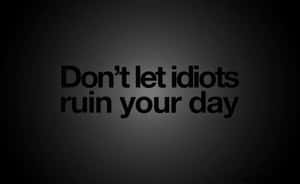 在深色背景上寫著「Don't let idiots ruin your day」的勵志語錄文字。