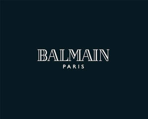深海軍藍背景上白色襯線字體的 Balmain Paris 標誌。