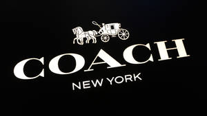 黑色背景上的Coach New York標誌，帶有馬和馬車