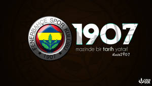 Fenerbahçe Spor Kulübü 1907 標誌，帶有土耳其語口號，背景為深色。