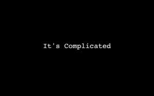 黑色背景上帶有白色像素文字「It's Complicated」