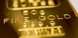 刻有「FINE GOLD 999.9」嘅金條特寫 — 黑金 壁紙