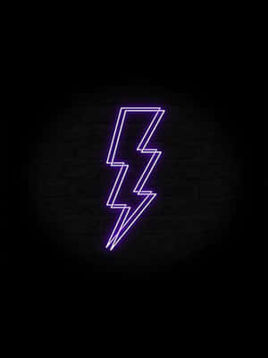 黑暗磚牆上的紫色霓虹閃電。
