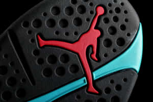 黑色運動鞋鞋底上的紅色 Jumpman 標誌和藍綠色條紋。 — Jordan 標誌 GIF 壁紙