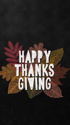 黑色背景上帶有秋葉的Happy Thanksgiving文字