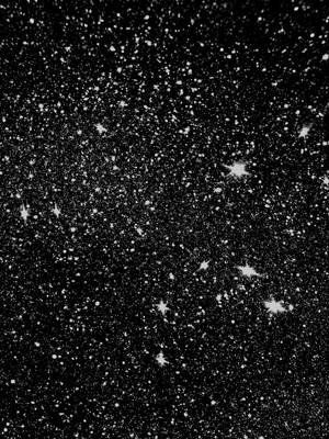 一個星場，有明亮的星星和微弱的宇宙塵埃，在深空中。