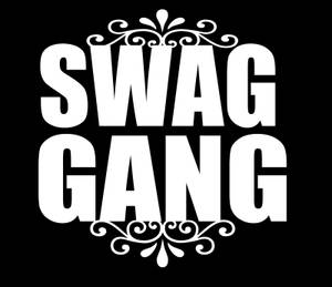 Swag Gang 標誌，以粗體白色字母搭配裝飾性漩渦，置於黑色背景上。
