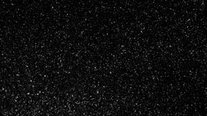 黑色背景上散落著類似星星或雪花的白色斑點。 — 閃粉 壁紙