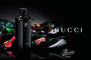 黑色 Gucci Flora 1966 香水瓶與花卉絲巾在反光表面上。