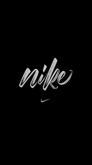 黑色背景上的銀色 Nike 標誌