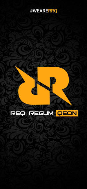 黑色圖案背景上帶有文字 REQ REGUM QEON 的橙色標誌。 — iPhone 17 壁紙