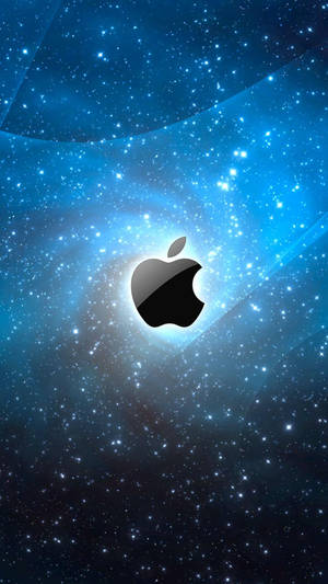 黑色Apple標誌居中於帶有發光射線的藍色星空場景。 — iPhone 7 Plus 壁紙