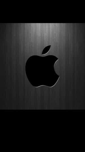 黑色Apple標誌剪影在深色木紋紋理背景上。