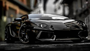 黑色林寶堅尼 Aventador 在模糊背景的城市街道上。