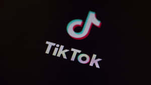 TikTok 應用程式標誌在黑暗屏幕上發光