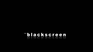 黑色螢幕上寫著 'blackscreen' 的白色文字及倒影。 — 黑色桌面 壁紙