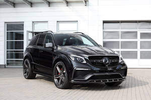 黑色Mercedes-AMG GLE63 SUV停放在現代建築前。