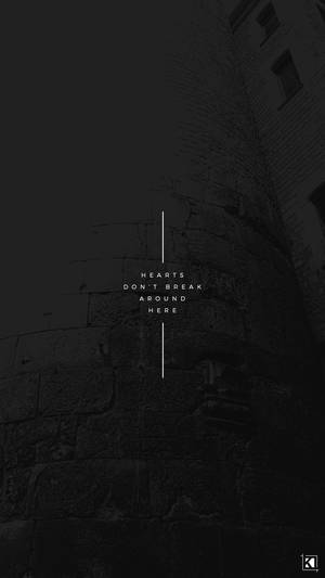 石牆上白色文字 hearts don't break around here