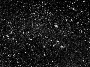 佈滿無數閃爍星星的星空夜空，背景是黑色虛空。