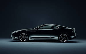 時尚的黑色Aston Martin跑車在攝影棚中，配以戲劇性的燈光。