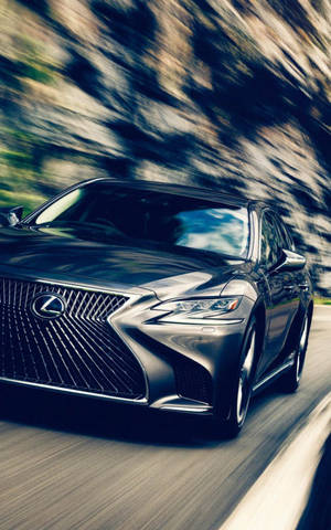 黑色Lexus轎車在山路上奔馳，背景模糊。