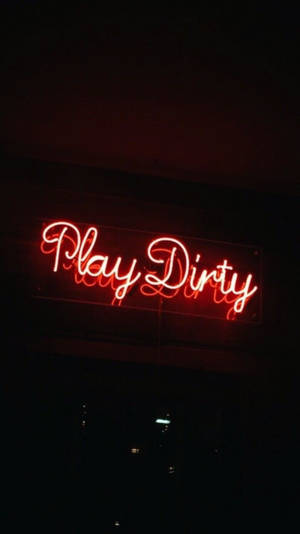 紅色霓虹燈牌寫著 Play Dirty，背景為黑暗的夜晚。